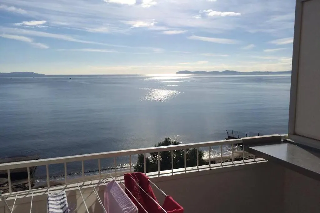 Appartement Les pieds dans l eau, vue sur les Îles d’Or à Hyères 0*,  France