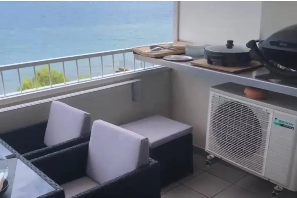 Appartement Les pieds dans l eau, vue sur les Îles d’Or à Hyères France