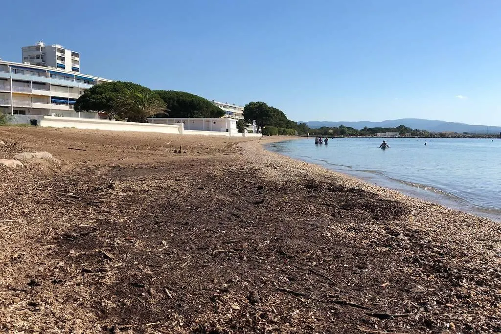 Appartement Les pieds dans l eau, vue sur les Îles d’Or à Hyères