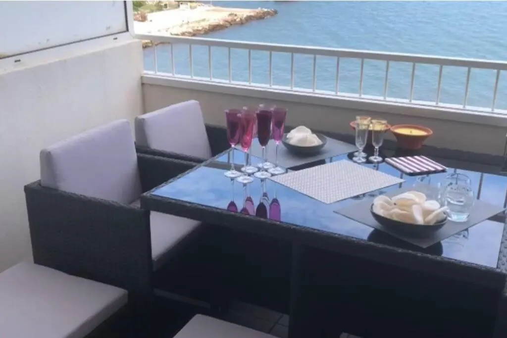 Appartement Les pieds dans l eau, vue sur les Îles d’Or à Hyères