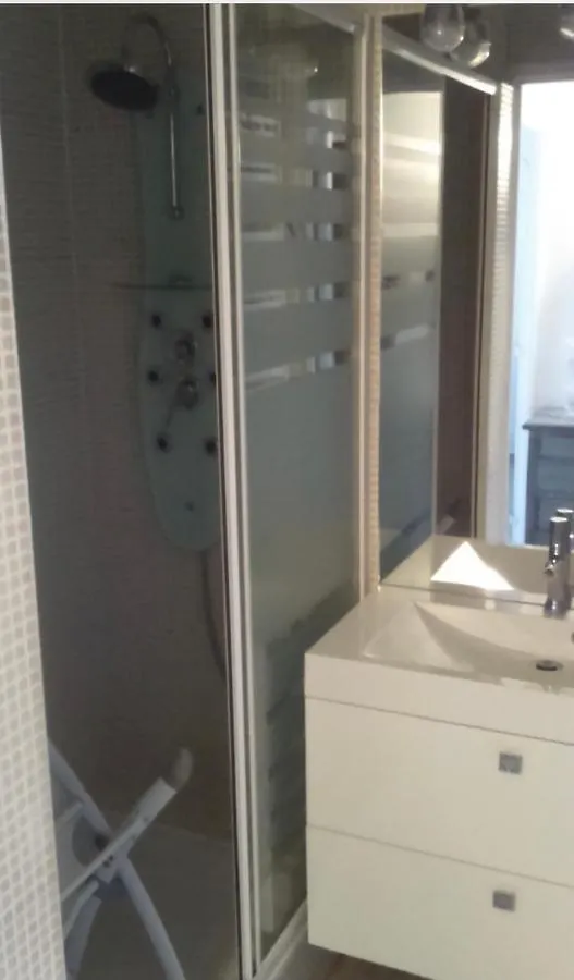 Appartement Les pieds dans l eau, vue sur les Îles d’Or à Hyères 0*,